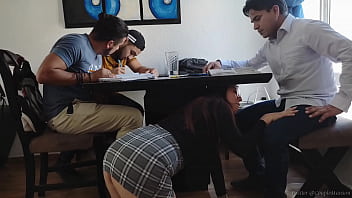 Alumnos Aprovechan Que La Maestra Se Pone Caliente Y Se La Follan Todos Gangbang (1/2) free video