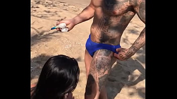 Passando Bronzeador No Lutador De Mma Allan Guerra Gomes Chuva De Prata Na Praia free video